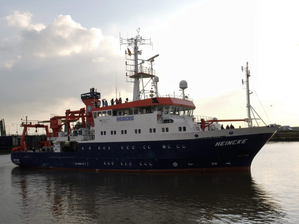 Forschungsschiff Heincke beim Auslaufen in Bremerhaven.
