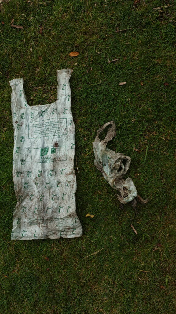 Eine kompostierbare Plastiktüte, die wieder ausgegraben wurde, um sie auf ihre Kompostiertheit hin zu begutachten