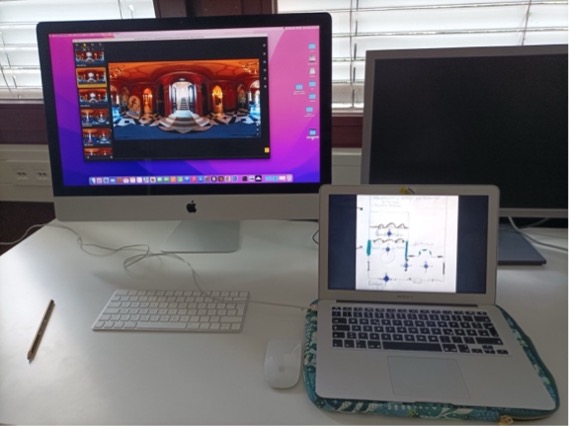 Ein Laptop und ein externer Bildschim, auf denen die Software läuft.