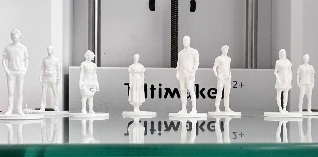 Eine Reihe menschenförmiger 3D-Drucke