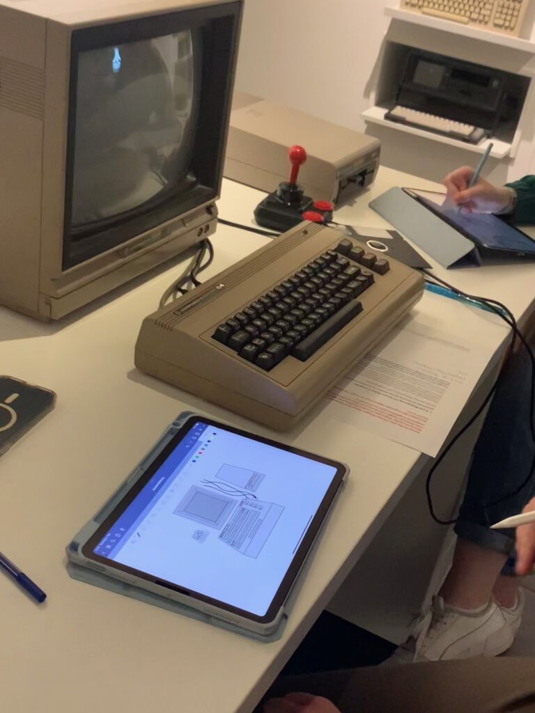 Ein Tablet neben einem alten Computer
