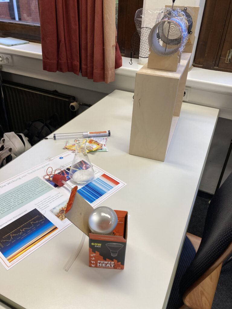 Ein technischer Versuchsaufbau auf einem Seminartisch